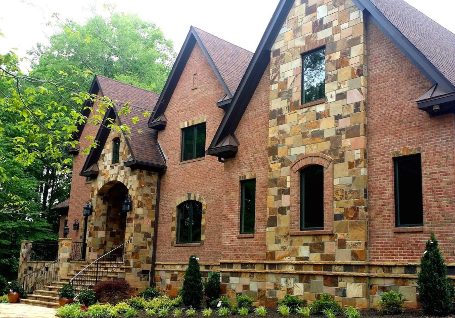 Кирпич и искусственный гранит: что выбрать для фасада?