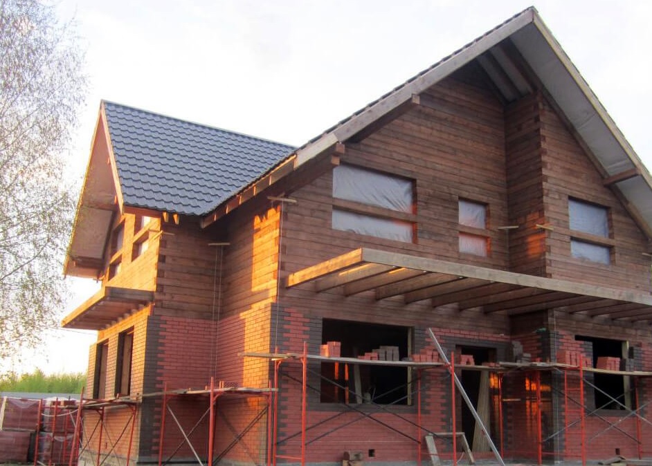 Особенности и преимущества облицовки деревянного дома кирпичом